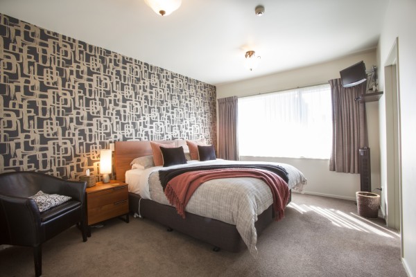 Ground floor Super-King studio room with private ensuite bathroom and underfloor central heating at Manuka Lodge.