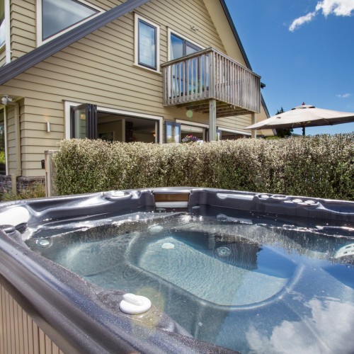 Visit Manuka Lodge 