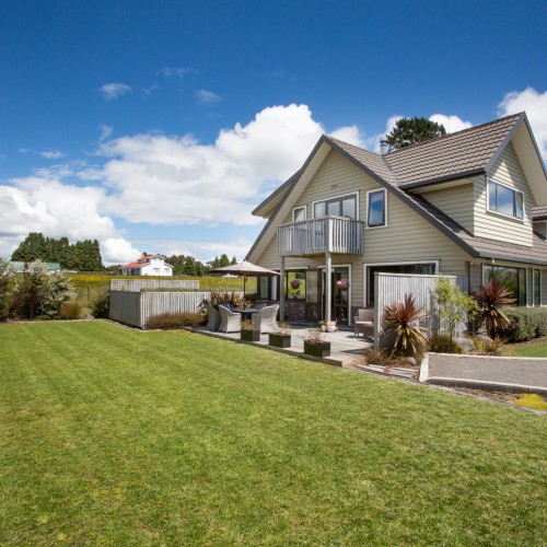 Visit Manuka Lodge 