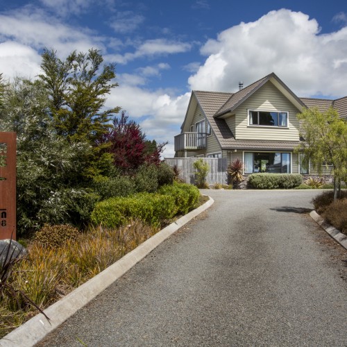 Visit Manuka Lodge 